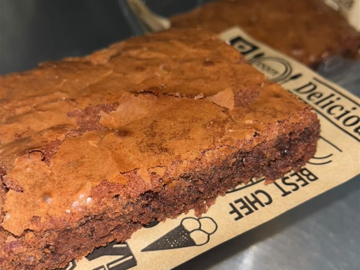Brownie entero de chocolate sobre papel de la casa