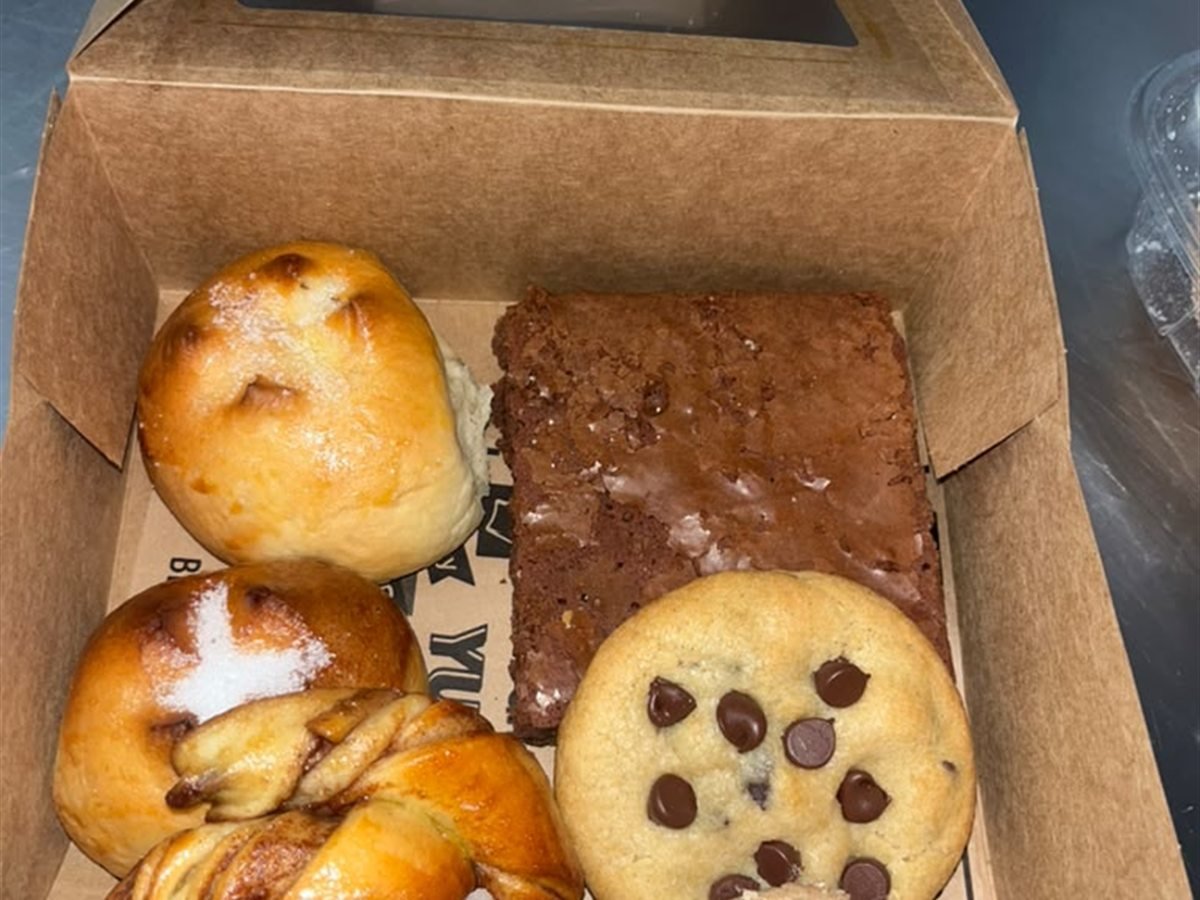 Caja surtida con bollos, galletas y pan dulce
