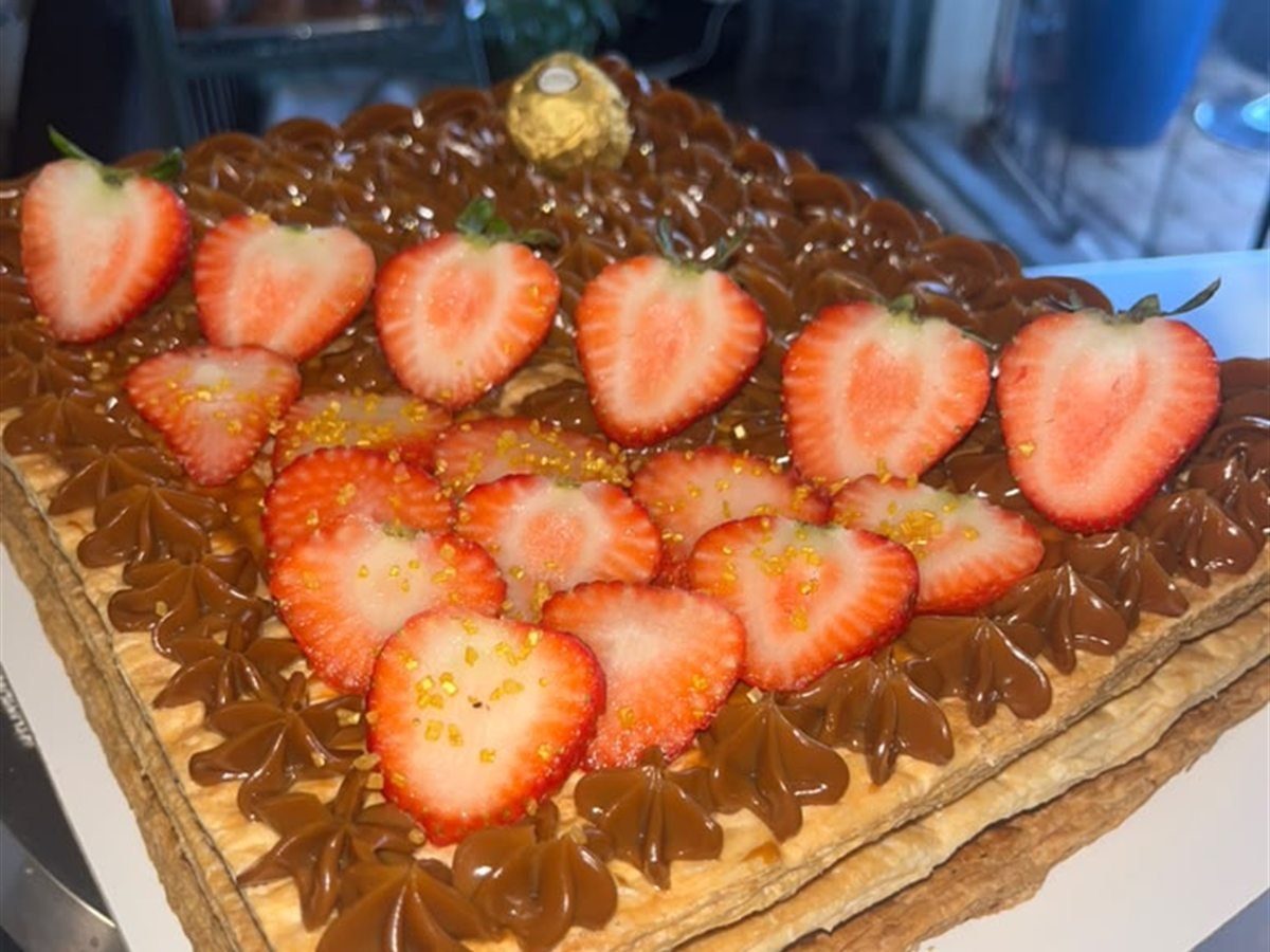 Milhojas de hojaldre cubierta de fresas frescas