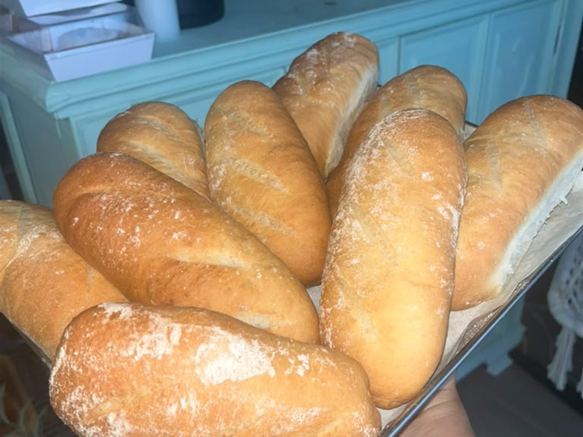 Panes franceses recién horneados en una bandeja