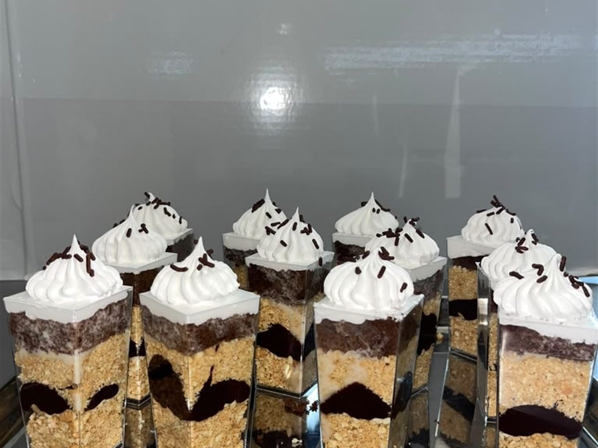 Postres individuales servidos en vasos con crema