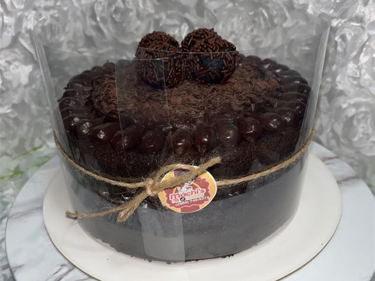 Torta de chocolate decorada, lista para entregar